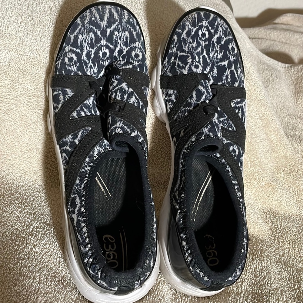 ☀️Easy Spirit slip on walkers Black/White women’s size 11m